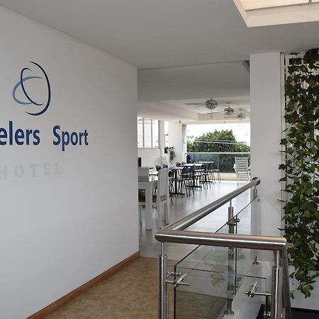 Hotel Travelers Sport Cali Esterno foto